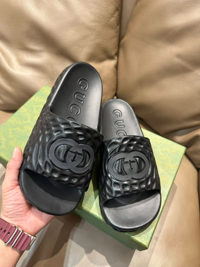 GUCCI MEN'S INTERLOCKING G SLIDE SANDAL - SDG023