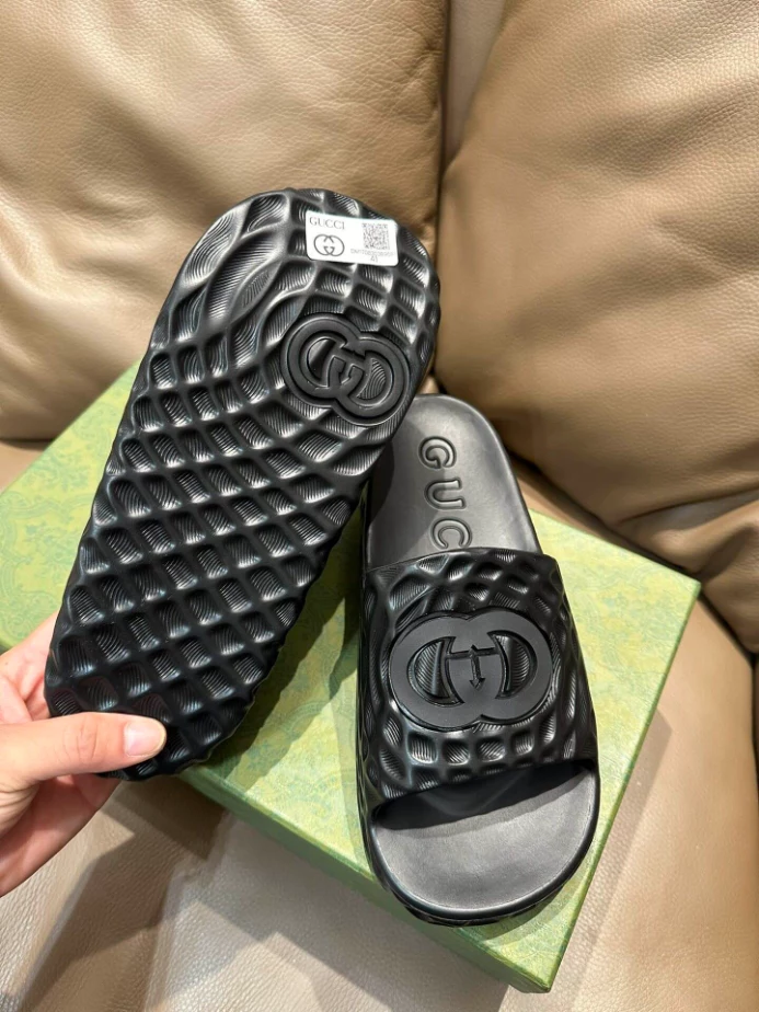 GUCCI MEN'S INTERLOCKING G SLIDE SANDAL - SDG023