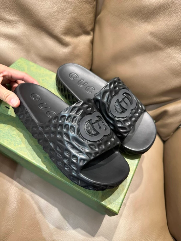 GUCCI MEN'S INTERLOCKING G SLIDE SANDAL - SDG023