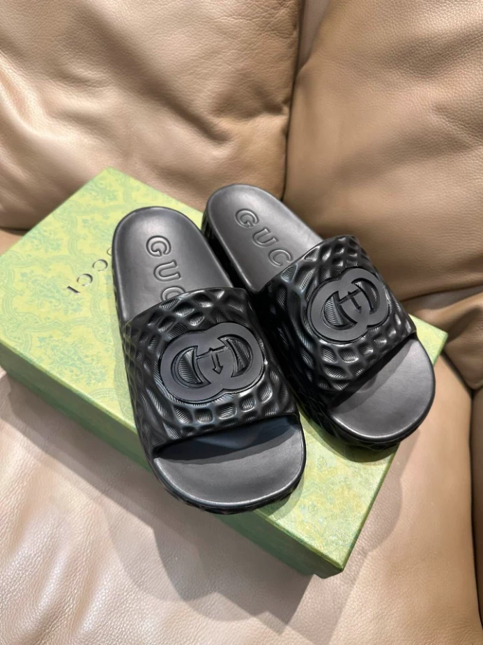 GUCCI MEN'S INTERLOCKING G SLIDE SANDAL - SDG023