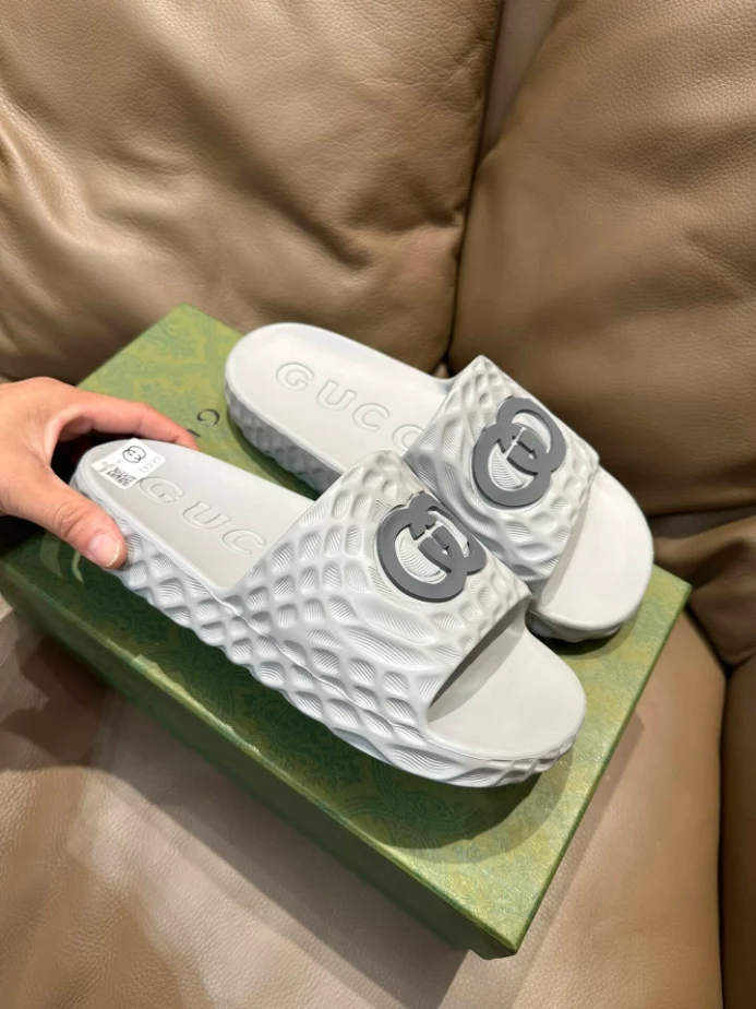 GUCCI MEN'S INTERLOCKING G SLIDE SANDAL - SDG024