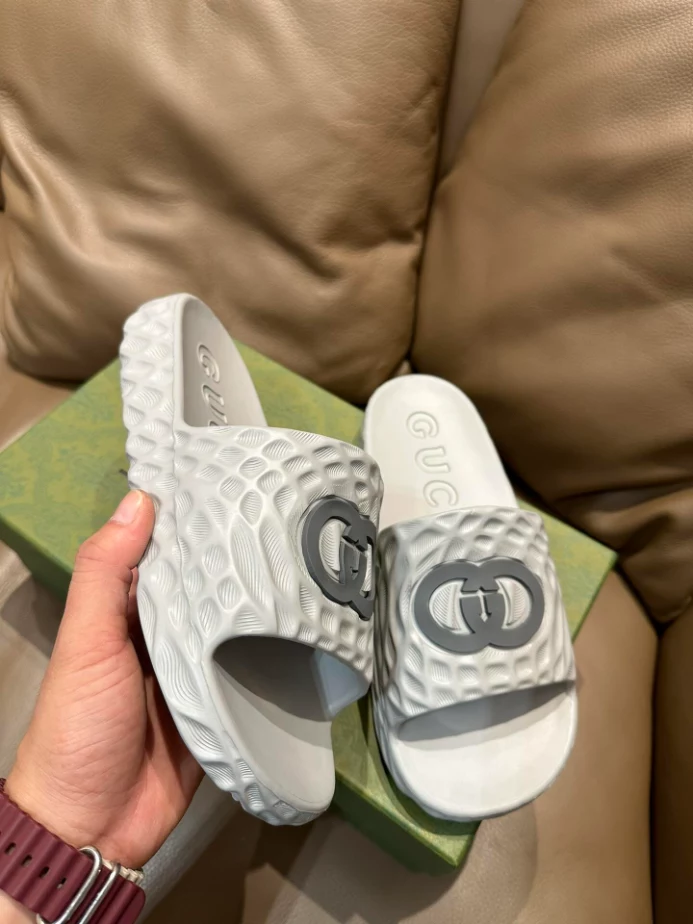 GUCCI MEN'S INTERLOCKING G SLIDE SANDAL - SDG024