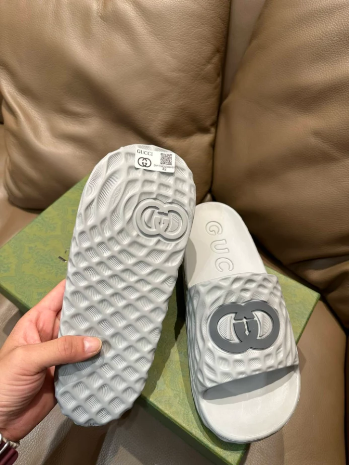 GUCCI MEN'S INTERLOCKING G SLIDE SANDAL - SDG024