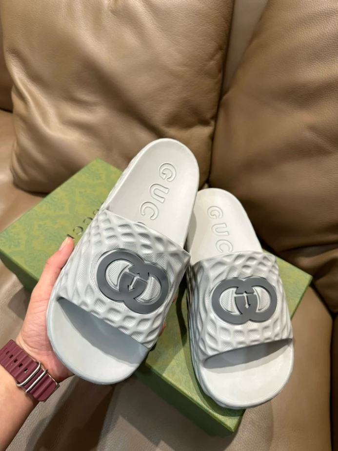 GUCCI MEN'S INTERLOCKING G SLIDE SANDAL - SDG024