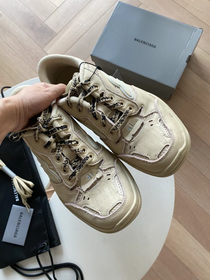 MEN'S HAMPTONS MEDIUM WORN-OUT SNEAKER IN OFF WHITE - BB280