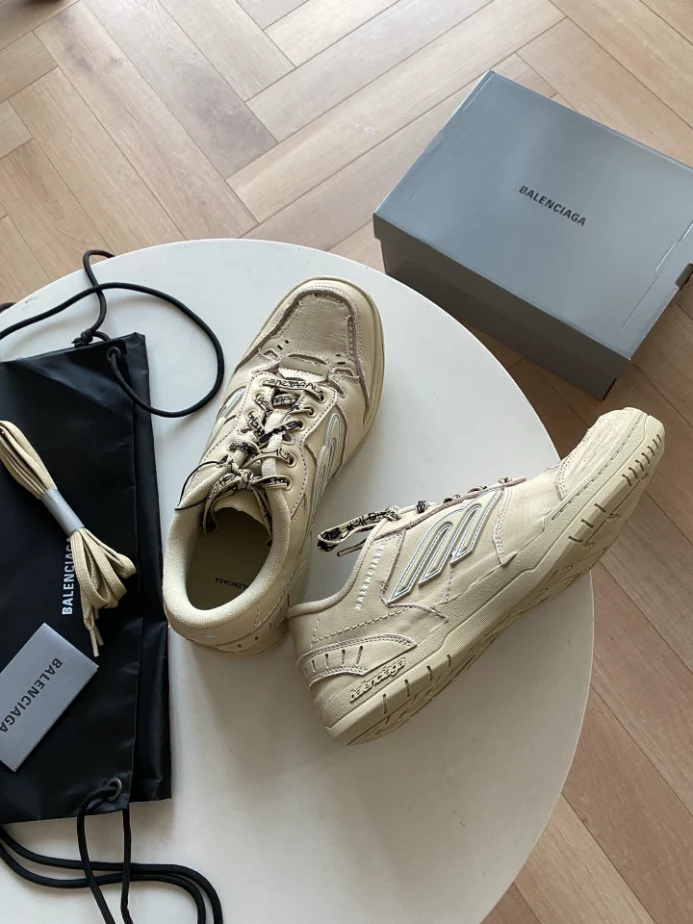 MEN'S HAMPTONS MEDIUM WORN-OUT SNEAKER IN OFF WHITE - BB280