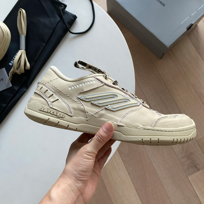 MEN'S HAMPTONS MEDIUM WORN-OUT SNEAKER IN OFF WHITE - BB280